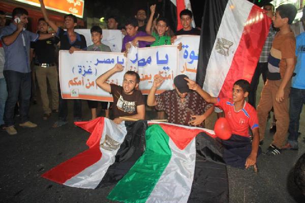 عشرات الفلسطينين ينددون بالزج بهم في الشئون المصرية