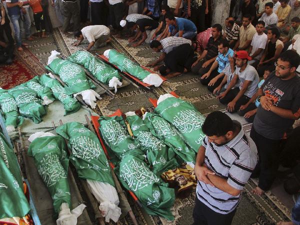 “الأكفان” كسوة الآلاف من شعوب العرب في العيد