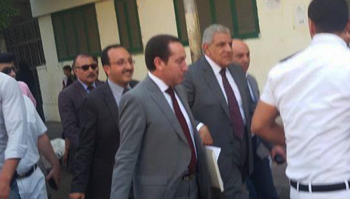 بالصور.. عجوز تصرخ “يا محلب بيه اسمعني” ورئيس الحكومة يتجاهلها