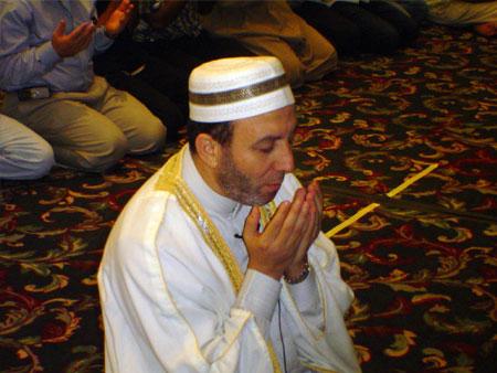 أبو حامد يطالب بتكميم فم “جبريل” لدعائه على قتلة الساجدين