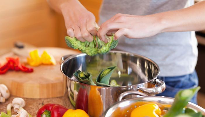 تعرف على 5 أطعمة تصبح أكثر قيمة غذائية بعد طهيها