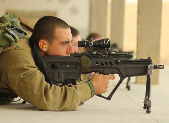 بالصور.. رشاش “تافور” الإسرائيلي بأيدي انقلابيي تركيا