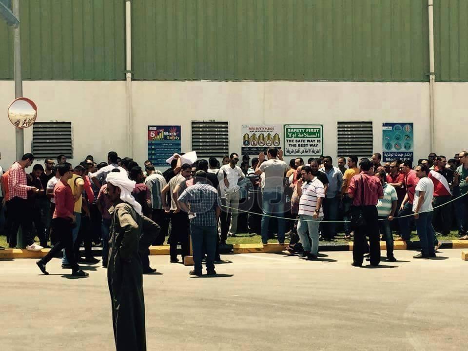 وقفة لعمال “البولي استر” بالسويس بعد تهديدهم بالتشرد