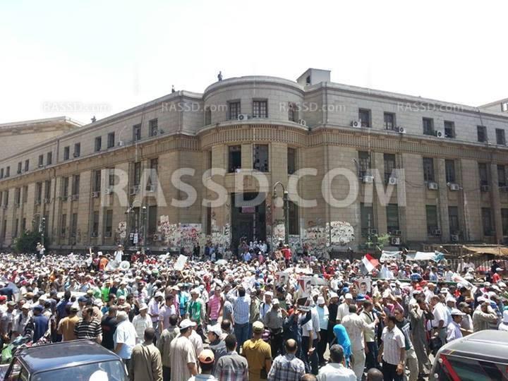 المئات من رافضي الانقلاب يتظاهرون أمام دار القضاء العالي