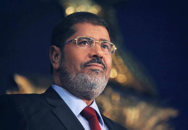 أسرة مرسي تتصل بمحامين في انجلترا لتدويل قضية “احتجازه”