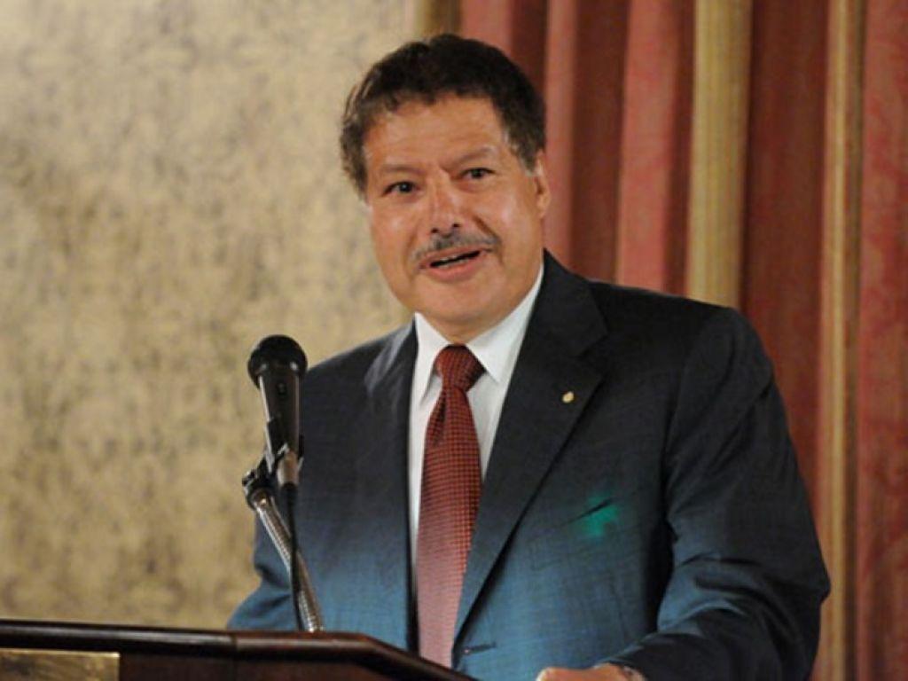 خروج جثمان “زويل” من صالة كبار الزوار بمطار القاهرة