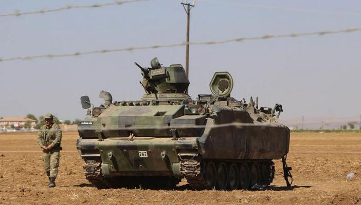 دبابات الجيش التركي تنتشر بمنطقة حدودية مع سوريا