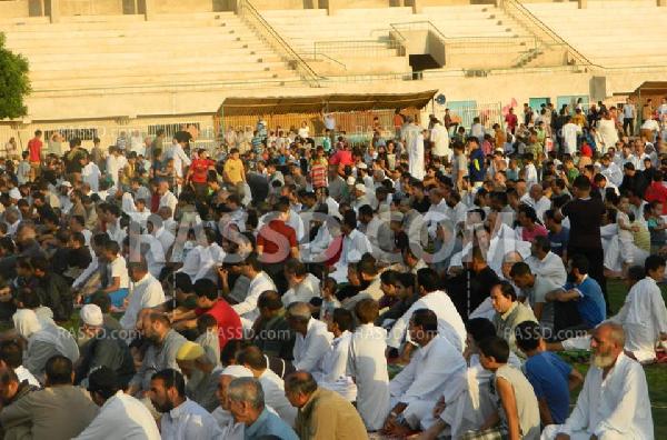 بالصور.. أهالى العريش يؤدون صلاة العيد فى أجواء حذرة