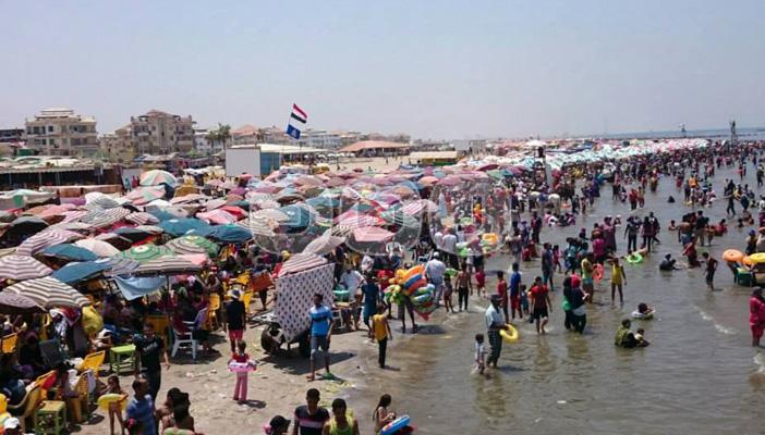 الملايين على شواطئ رأس البر بدمياط هروبًا من شدة الحر