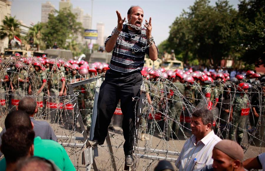 أزمة المواطن المستقر – مقال لـ”علاء الأسواني”