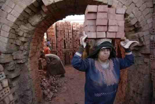 عمال مصانع الطوب بأطفيح يدخلون في إضراب للمطالبة برفع أجورهم