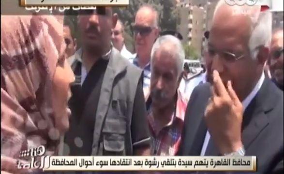 فيديو | محافظ القاهرة يهاجم سيدة تشتكي له من انتشار القمامة