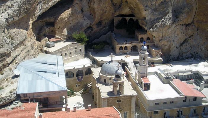 فضيحة.. “بوتين” يحمل أيقونة مقدسة من مسروقات “كنائس معلولا” السورية