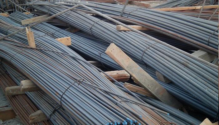 اليوم.. ارتفاع أسعار العملات وثبات الذهب ومواد البناء وتباين الخضروات