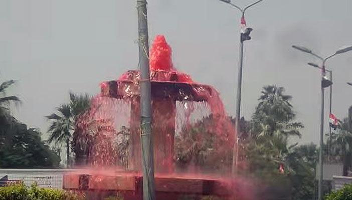 بالفيديو.. شباب يحولون نافورة المعادي للون الأحمر إحياءً لذكرى رابعة