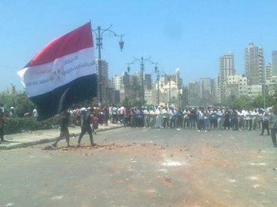 مؤيدو الشرعية بالاسكندرية يصلون الظهر بعد توقف الاشتباكات