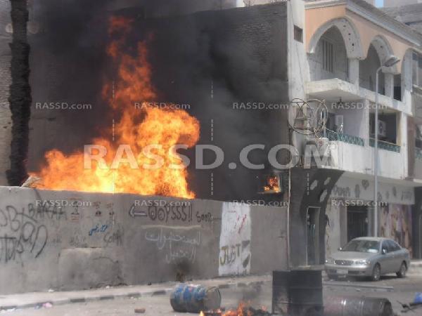 عاجل قوات الشرطة باسيوط تقوم باحراق مخزن للاخشاب