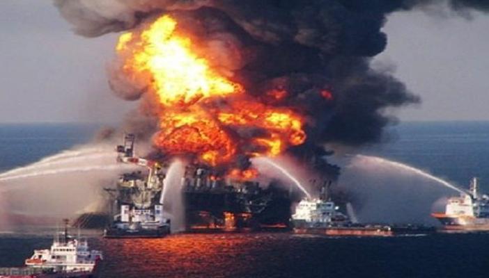 حريق هائل يشب بسفينة بضائع في منياء بورتوفيق بالسويس