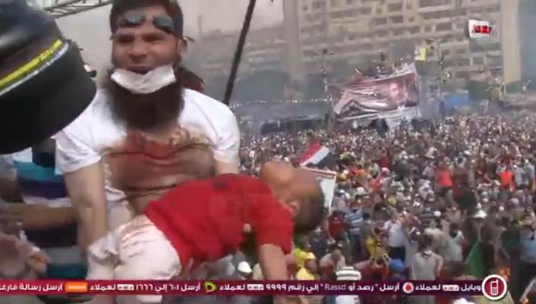 فيديو..أب يرفع ابنته فوق منصة رابعة قبل استشهادها