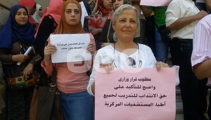 وقفة للأطباء لرفض “المحسوبية” في التعيين.. وتهديدات باعتصام مفتوح