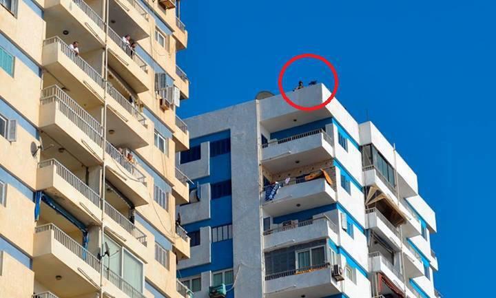 قناصة يعتلي سطح عقار خلال مرورة مسيرة رافضة للانقلاب