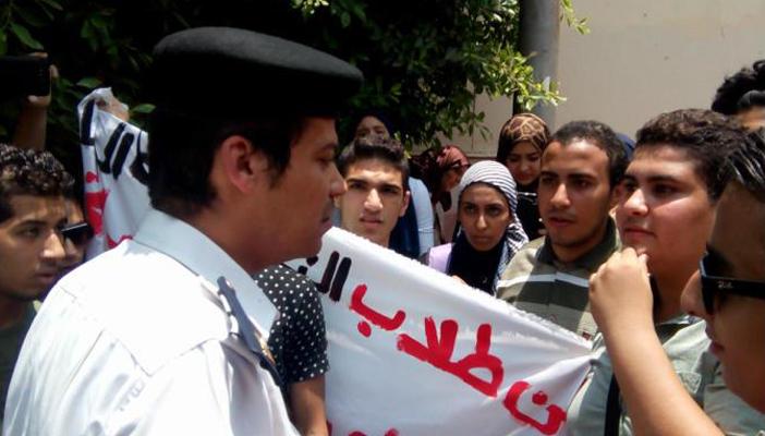 بالفيديو.. ضابط يهدد طلاب الثانوية أمام ديوان الوزارة بسجنهم