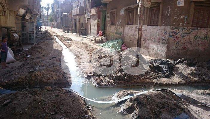 بالصور.. عمال حفر يتسببون في انقطاع أحد الطرق العمومية بالفيوم