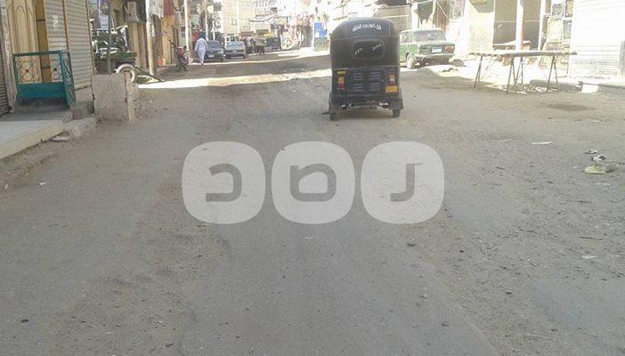 كثرة الحفر بطرق سنورس.. والأهالي: “مش عارفين نمشي”