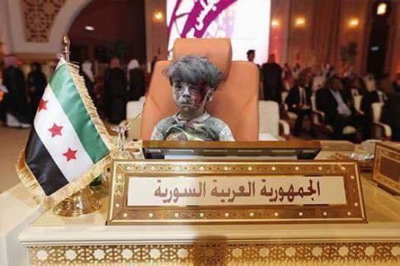 بالفيديو.. طفل سوري يخرج من تحت الأنقاض يكشف كارثية الوضع في حلب