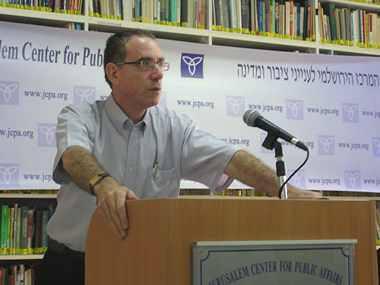 مستشرق صهيوني: عندما يكون هنا السيسي، فلا حاجة لمبارك