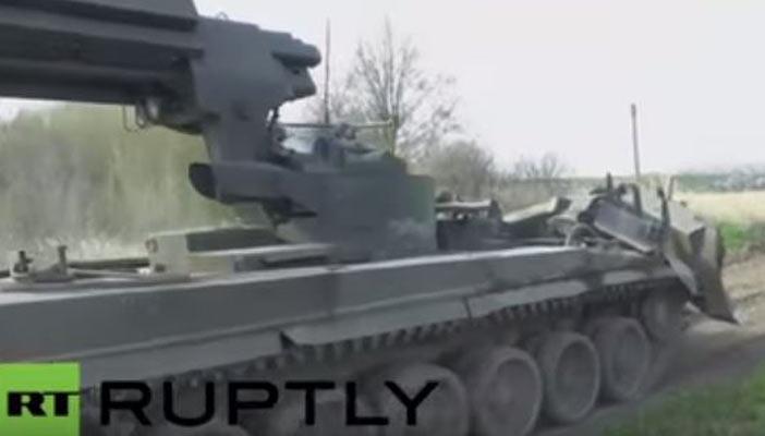 بالفيديو.. وزيرالدفاع الروسي يشارك في إطفاء حرائق الغابات