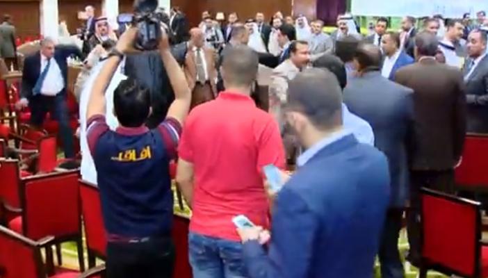 بالفيديو.. مشاجرة بالكراسي في مؤتمر لتحرير الأنبار من “تنظيم الدولة”