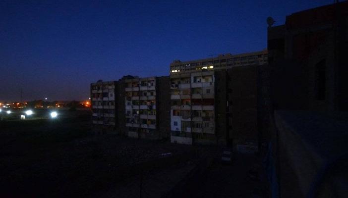 انقطاع الكهرباء بشمال الجيزة.. والأهالي يتذمرون: “بنسيح من الحر”