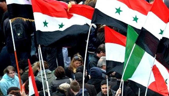 سوريون يتظاهرون في بروكسل بالتزامن مع ذكرى مجزرة الكيماوي