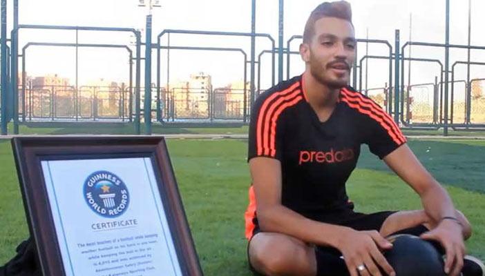 بالفيديو.. مصري يدخل “جينيس”بلمس كرة في الهواء 4010 مرات