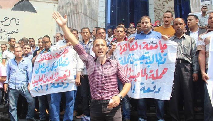 بالصور.. وقفة لحملة الدكتوراه أمام “الصحفيين” للمطالبة بالتعيين