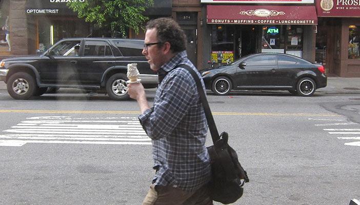 دراسة: الأكل أثناء المشي يعرضك للسمنة