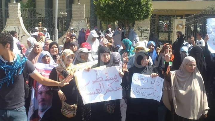 وقفة لرافضي الانقلاب أمام مسرح سيد درويش بالجيزة