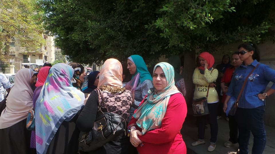 بالصور.. وقفة لعدد من المعلمين للمطالبة بإعادة تسكينهم