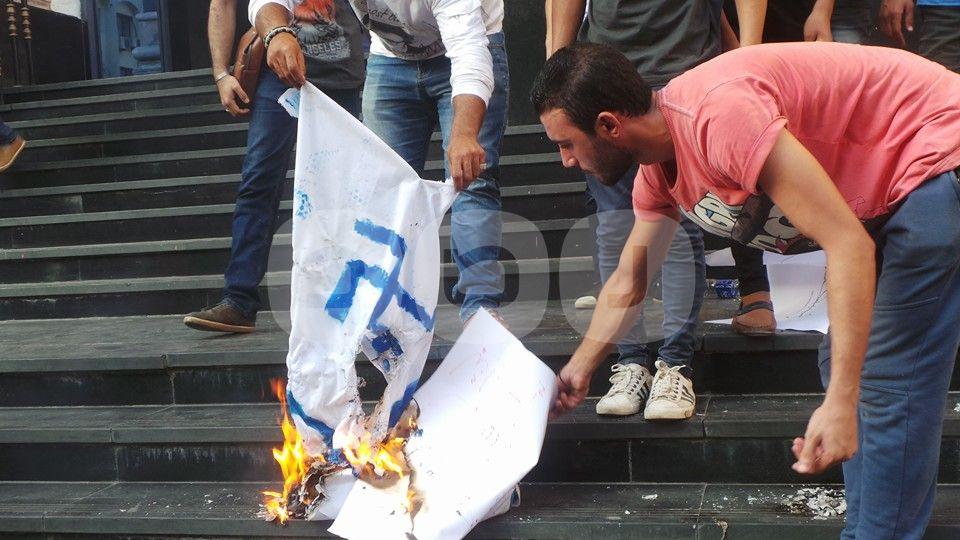 بالصور.. شباب الثورة يحرق العلم “الإسرائيلي” أمام نقابة الصحفيين