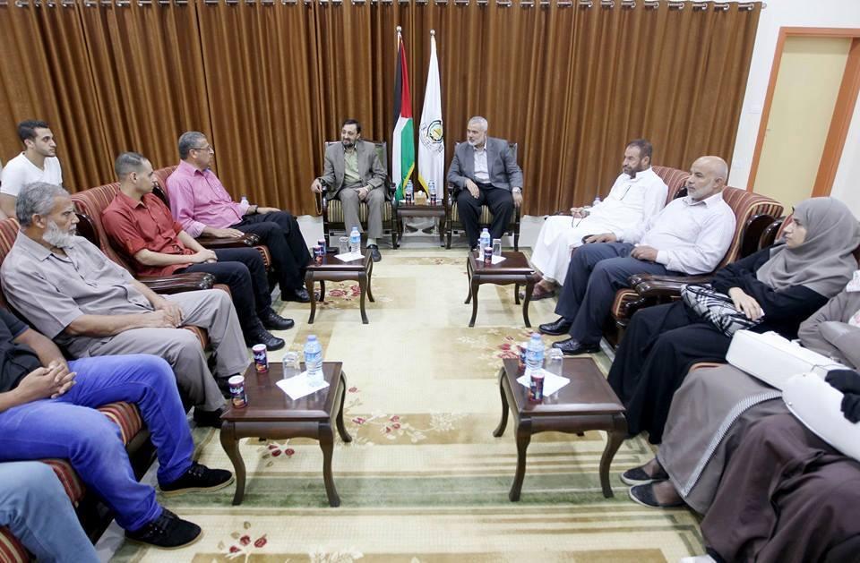 بالصور.. “هنية” يلتقي عوائل الشباب الأربعة المختطفين في سيناء