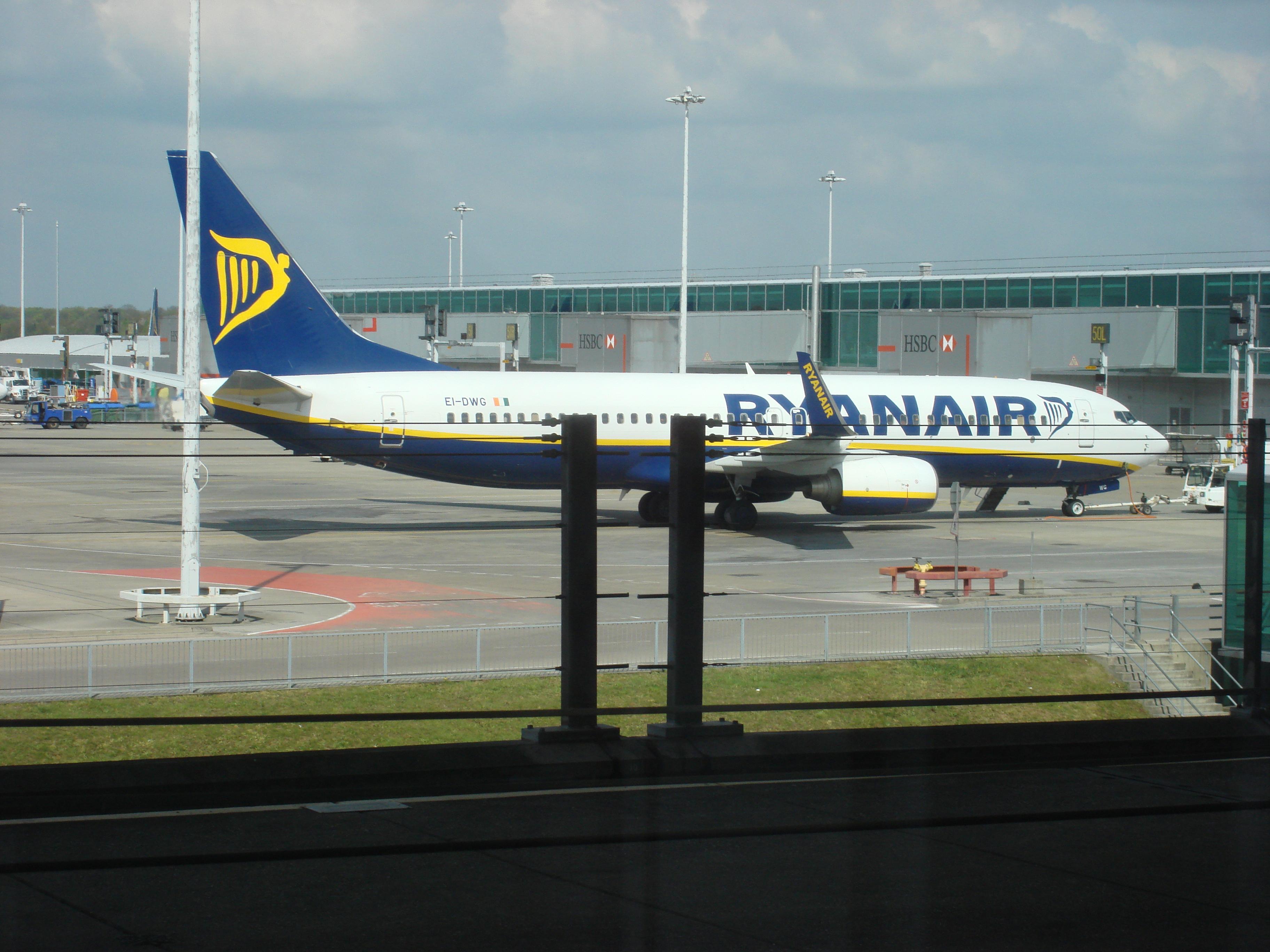 استجواب 3 مسلمين في مطار ستانستد البريطاني وشركة الطيران تعتذر