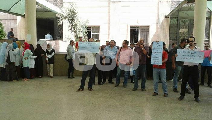 تظاهر عشرات أمام مستشفى كفر الزيات مطالبين بإقالة المدير