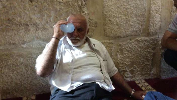 قوات الاحتلال تعتدي بالضرب على مسن أمام المسجد الأقصى