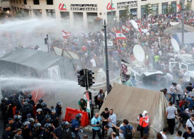 عاجل.. متظاهرون يحاولون اقتحام السراي الحكومي ببيروت