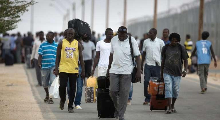 إسرائيل تفرج عن مئات المهاجرين الأفارقة وتمنعهم من دخول تل أبيب وإيلات