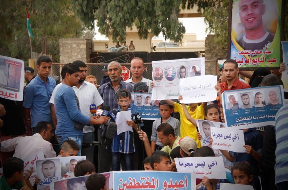 بالصور.. أهالي الفلسطينيين المختطفين بسيناء يتظاهرون أمام معبر رفح