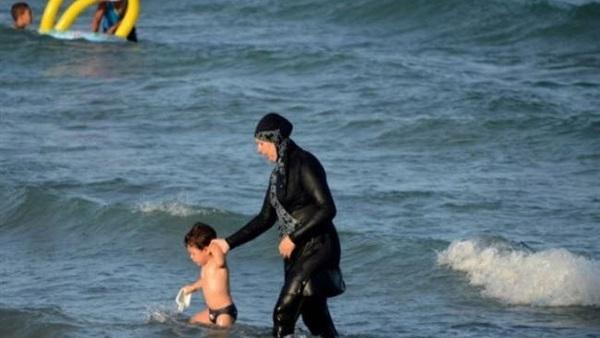 مجلس الدولة الفرنسي يعلق قرار حظر ارتداء البوركيني