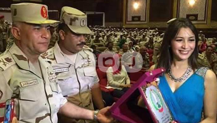 بالصور.. الجيش يكرِّم المطربة “جنات” بعد حفل ترفيهي للجنود والضباط
