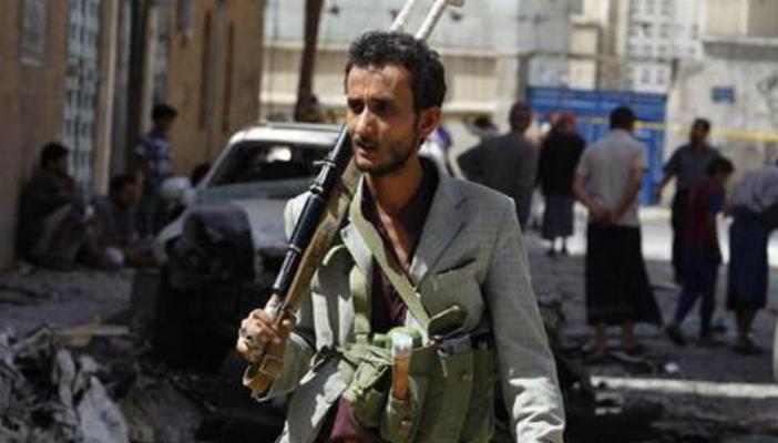 التحالف العربي يكثف غاراته في اليمن.. والمقاومة تقتل 12 حوثيا